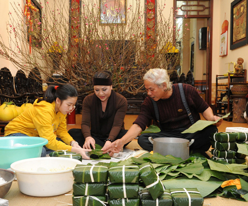 Tục gói bánh chưng của người Việt đã tồn tại từ thời Vua Hùng xa xưa cho đến tận mai sau.
