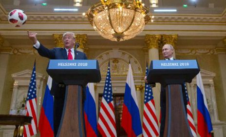 Donald Trump ném ngay quả bóng cho vợ mình, Melania Trump, ngay sau khi nhận nó từ tay tổng thống Nga. Ảnh: