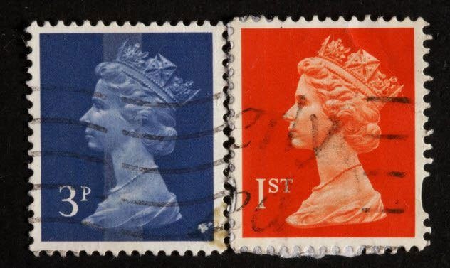 Những chiếc tem đầu tiên được sản xuất bởi Bưu điện Anh. 