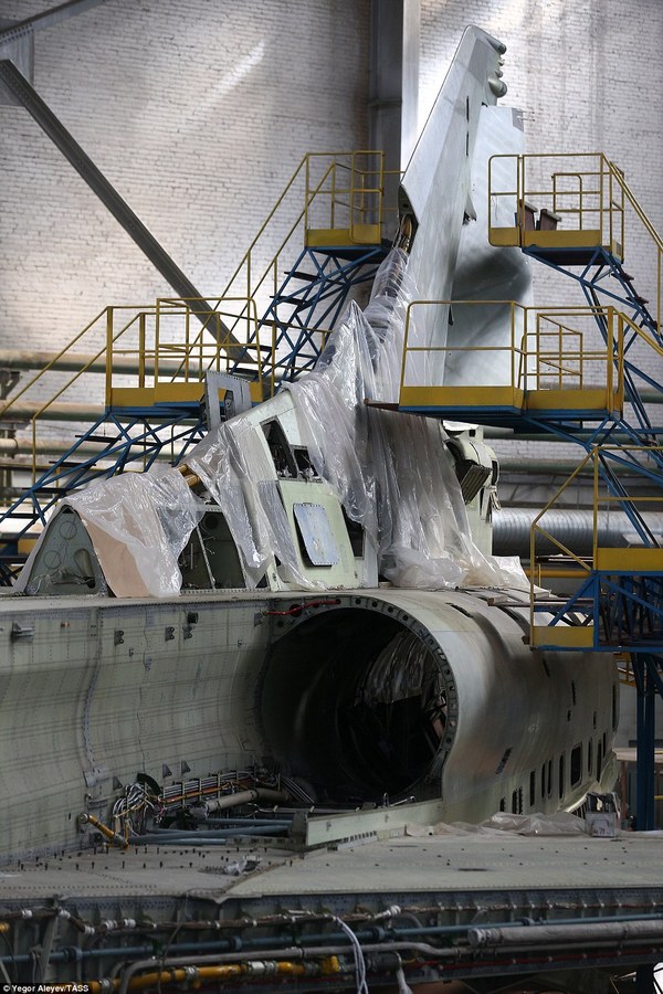 Bên trong nhà máy sản xuất oanh tạc cơ tối tân của Nga
