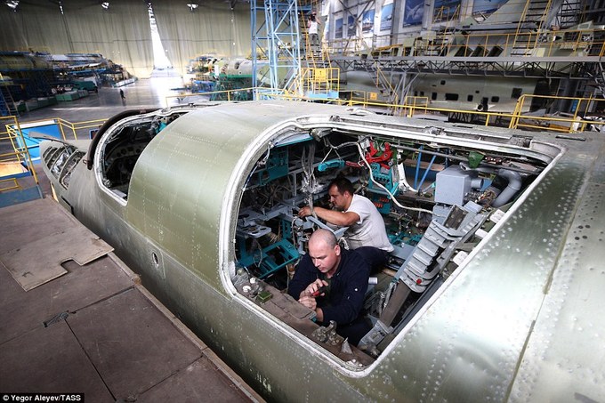 Bên trong nhà máy sản xuất oanh tạc cơ tối tân của Nga