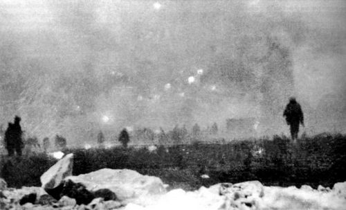 Quân Anh tiến qua làn khói độc ở Loos. Ảnh: War History.