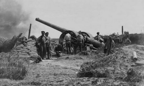 Một khẩu đội pháo tham gia trận Somme. Ảnh: War History.